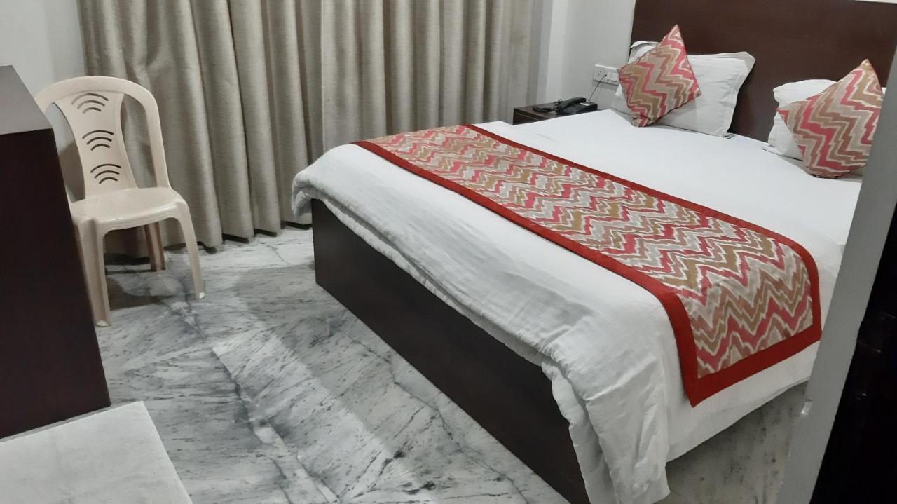 Hotel Sar Kamla Dham Skd Vrindavan Fully Vaccinated Staff المظهر الخارجي الصورة