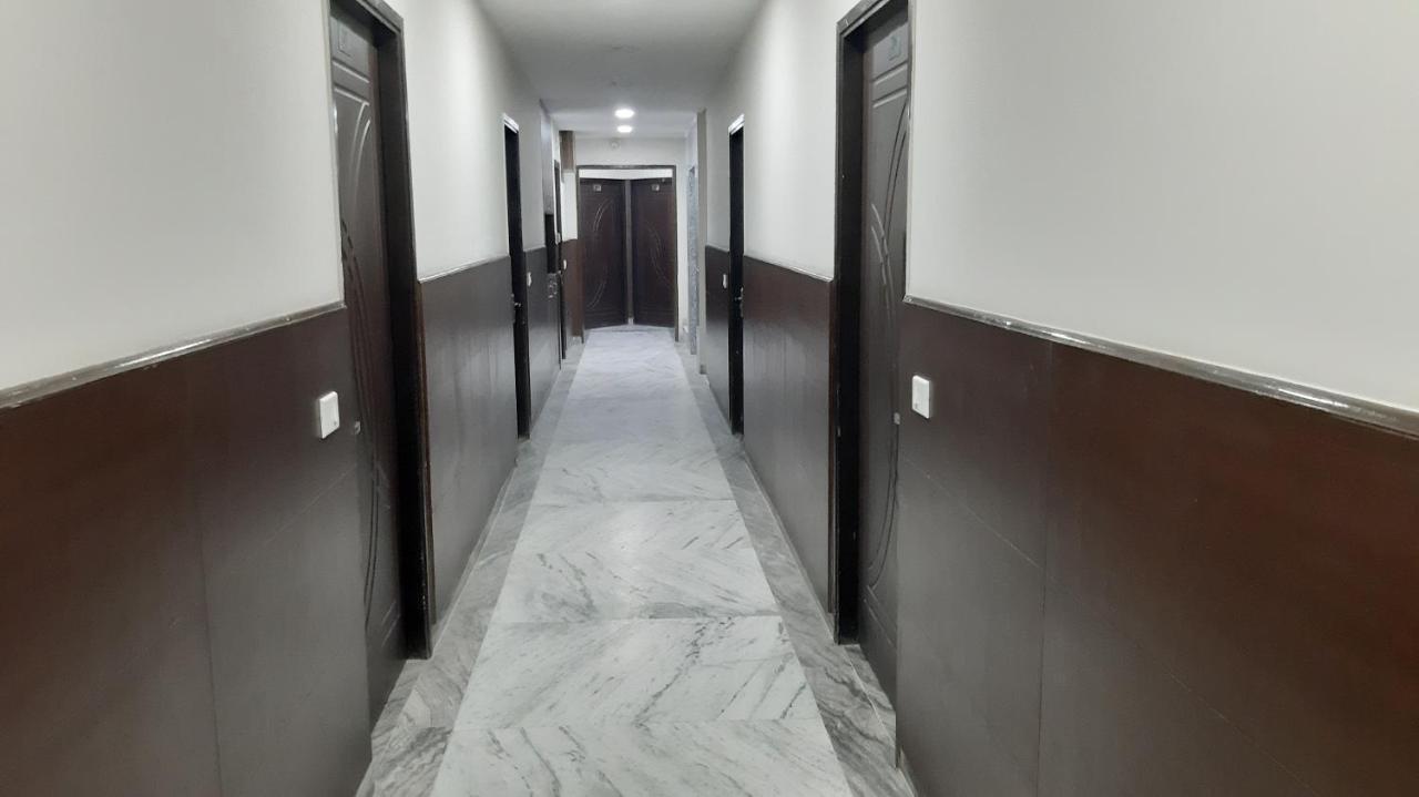 Hotel Sar Kamla Dham Skd Vrindavan Fully Vaccinated Staff المظهر الخارجي الصورة