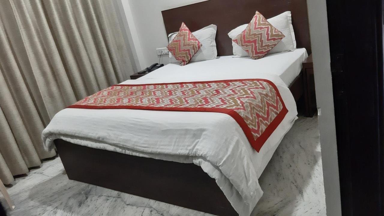 Hotel Sar Kamla Dham Skd Vrindavan Fully Vaccinated Staff المظهر الخارجي الصورة