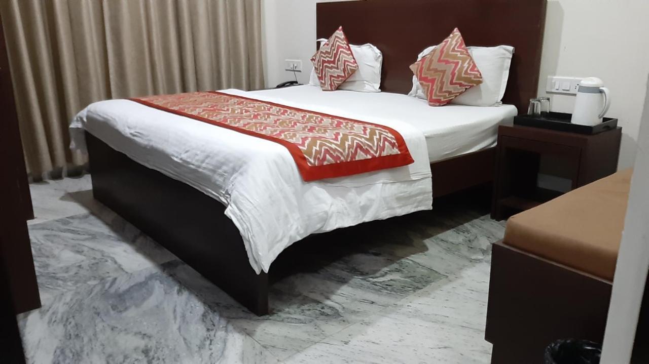 Hotel Sar Kamla Dham Skd Vrindavan Fully Vaccinated Staff المظهر الخارجي الصورة