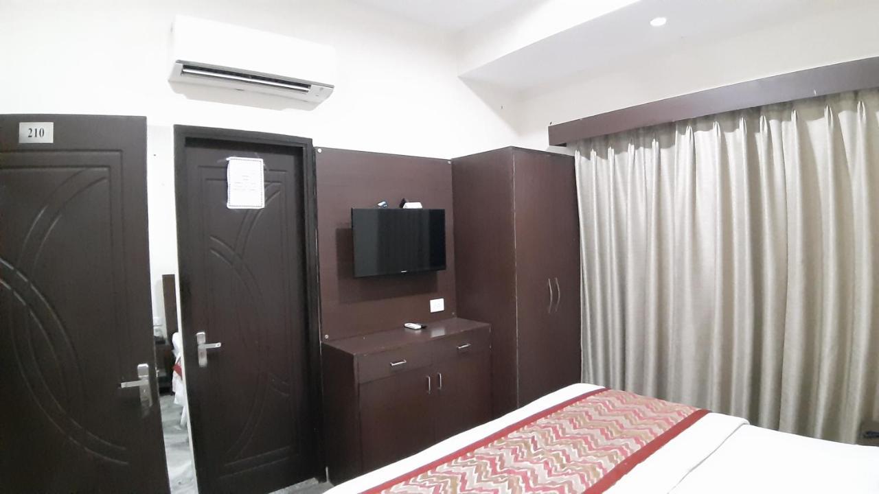 Hotel Sar Kamla Dham Skd Vrindavan Fully Vaccinated Staff المظهر الخارجي الصورة