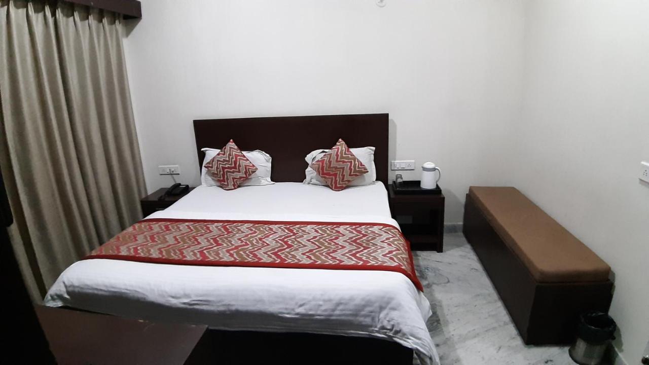 Hotel Sar Kamla Dham Skd Vrindavan Fully Vaccinated Staff المظهر الخارجي الصورة