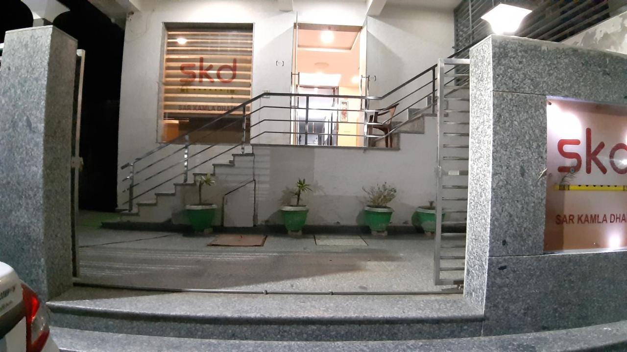 Hotel Sar Kamla Dham Skd Vrindavan Fully Vaccinated Staff المظهر الخارجي الصورة