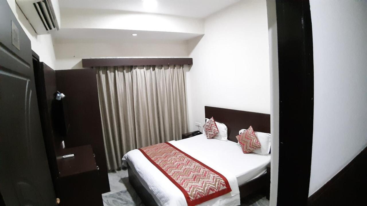 Hotel Sar Kamla Dham Skd Vrindavan Fully Vaccinated Staff المظهر الخارجي الصورة