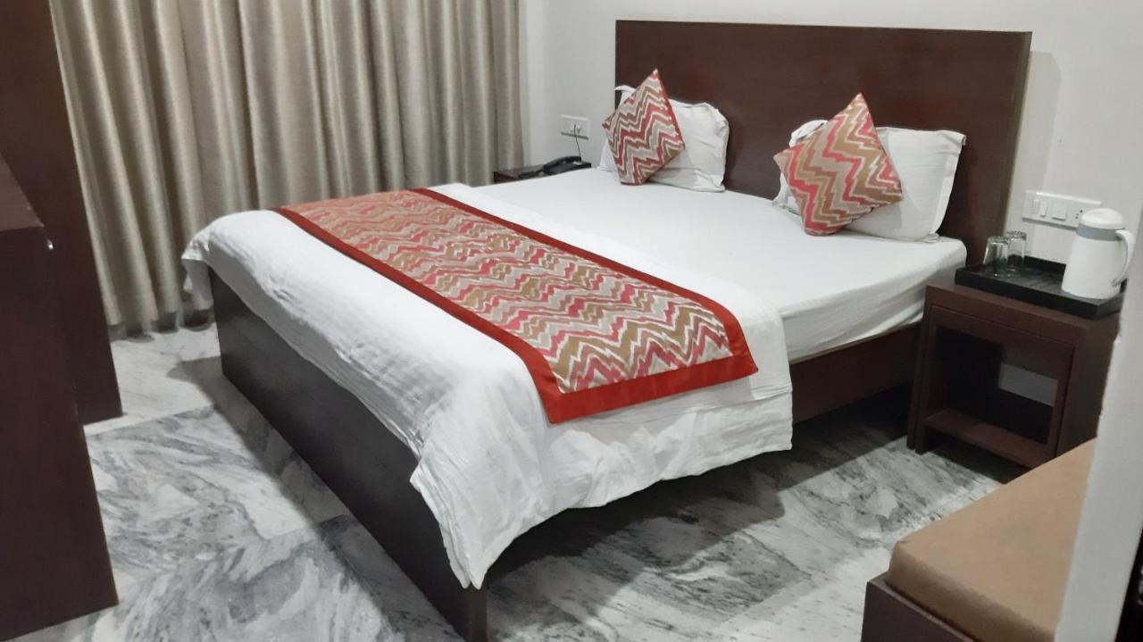 Hotel Sar Kamla Dham Skd Vrindavan Fully Vaccinated Staff المظهر الخارجي الصورة