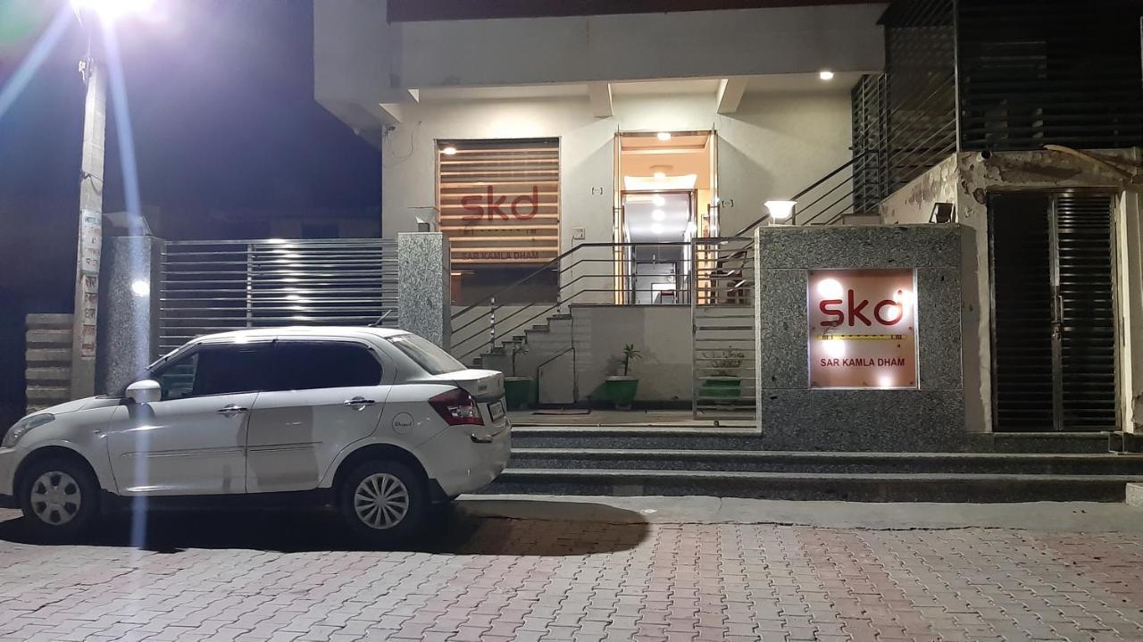 Hotel Sar Kamla Dham Skd Vrindavan Fully Vaccinated Staff المظهر الخارجي الصورة