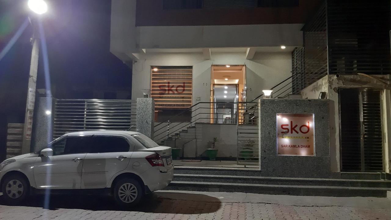Hotel Sar Kamla Dham Skd Vrindavan Fully Vaccinated Staff المظهر الخارجي الصورة