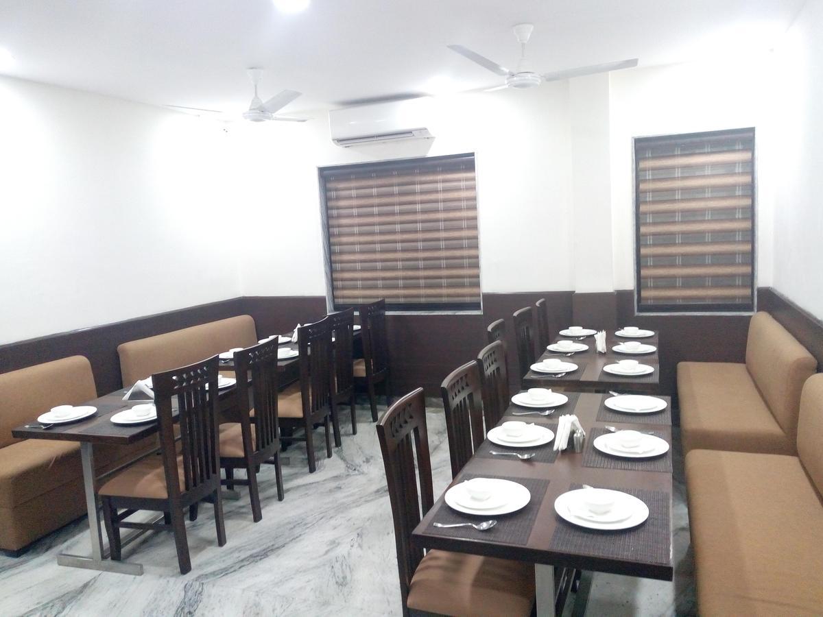 Hotel Sar Kamla Dham Skd Vrindavan Fully Vaccinated Staff المظهر الخارجي الصورة