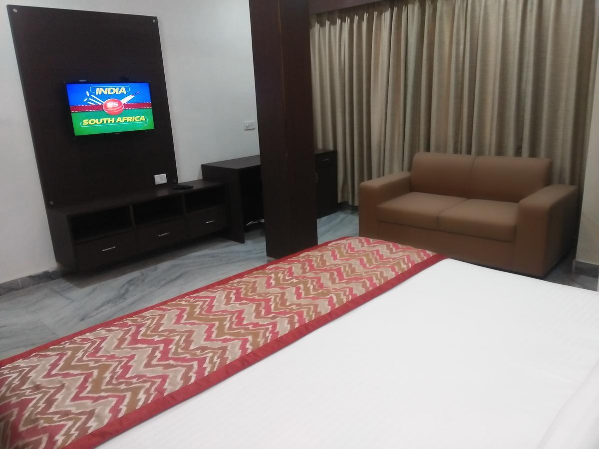 Hotel Sar Kamla Dham Skd Vrindavan Fully Vaccinated Staff المظهر الخارجي الصورة