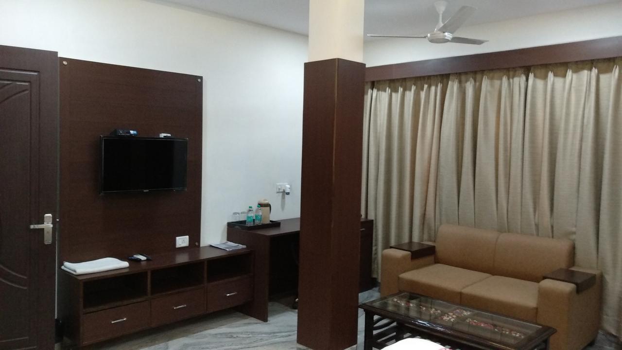 Hotel Sar Kamla Dham Skd Vrindavan Fully Vaccinated Staff المظهر الخارجي الصورة