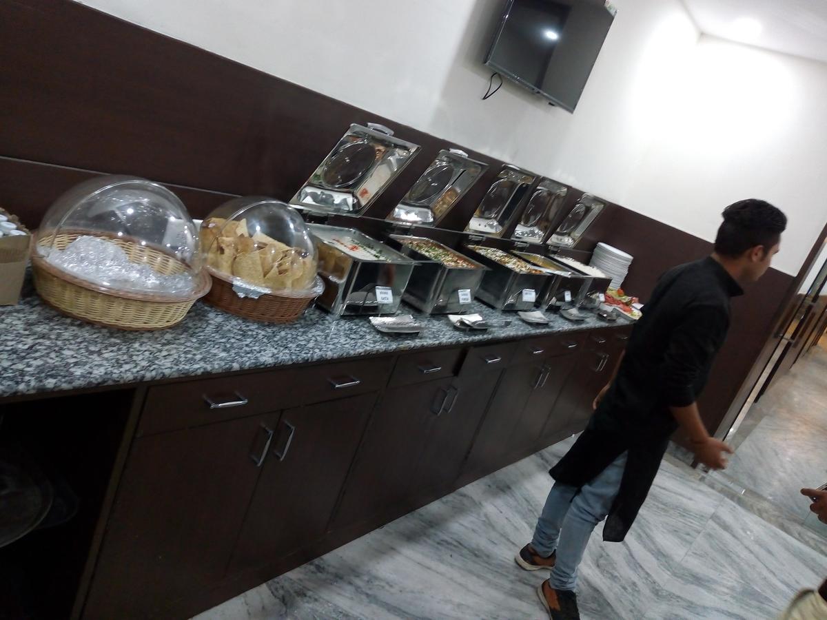 Hotel Sar Kamla Dham Skd Vrindavan Fully Vaccinated Staff المظهر الخارجي الصورة