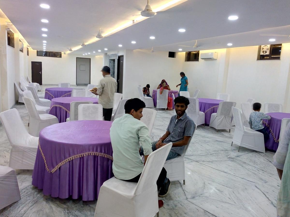 Hotel Sar Kamla Dham Skd Vrindavan Fully Vaccinated Staff المظهر الخارجي الصورة