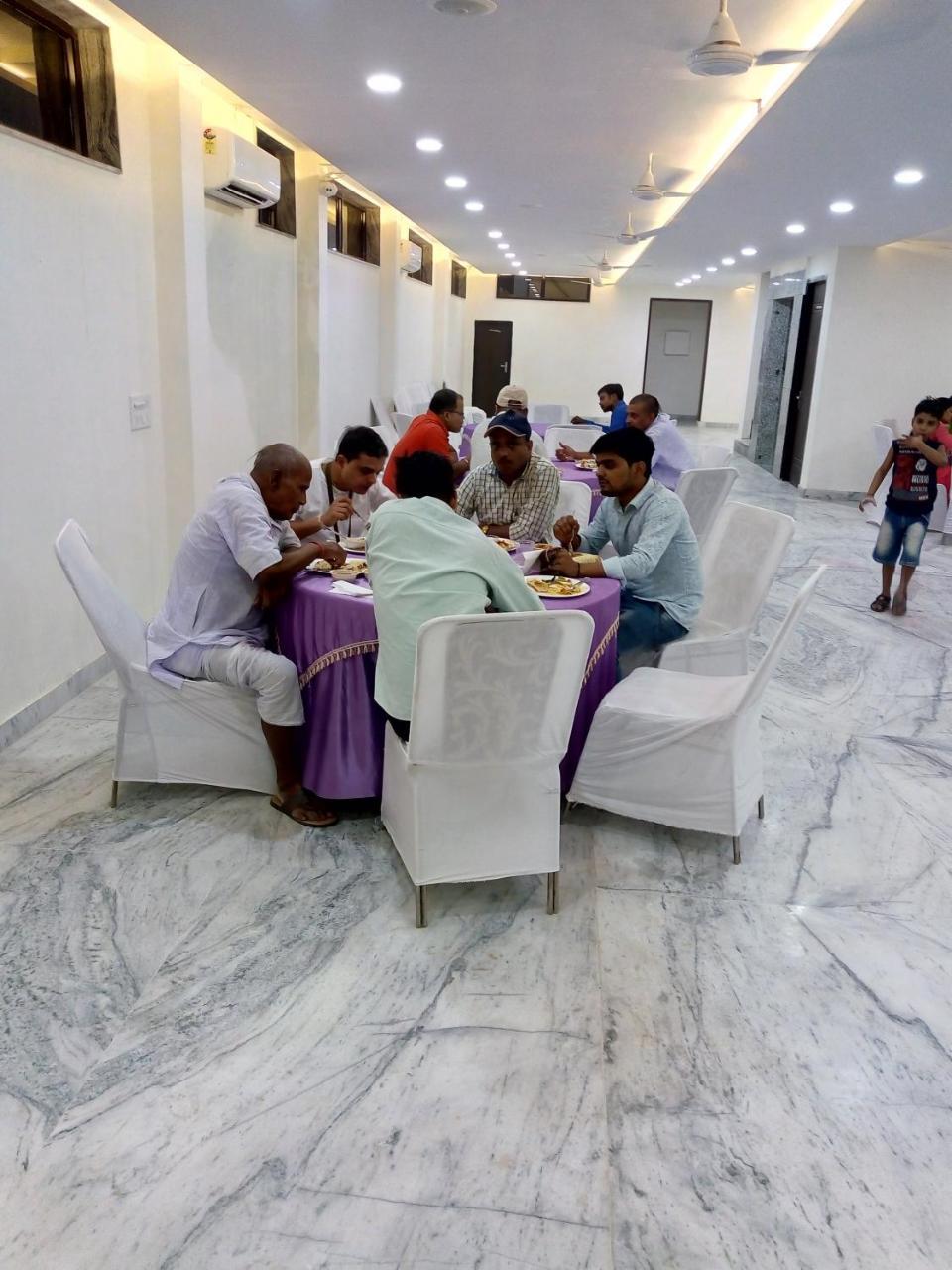 Hotel Sar Kamla Dham Skd Vrindavan Fully Vaccinated Staff المظهر الخارجي الصورة