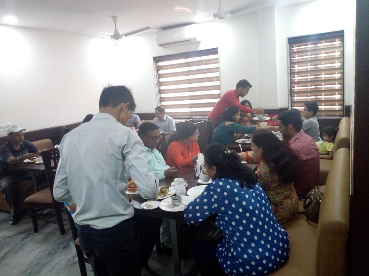 Hotel Sar Kamla Dham Skd Vrindavan Fully Vaccinated Staff المظهر الخارجي الصورة
