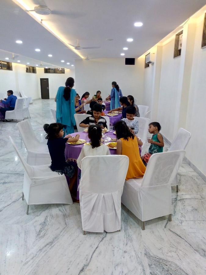 Hotel Sar Kamla Dham Skd Vrindavan Fully Vaccinated Staff المظهر الخارجي الصورة