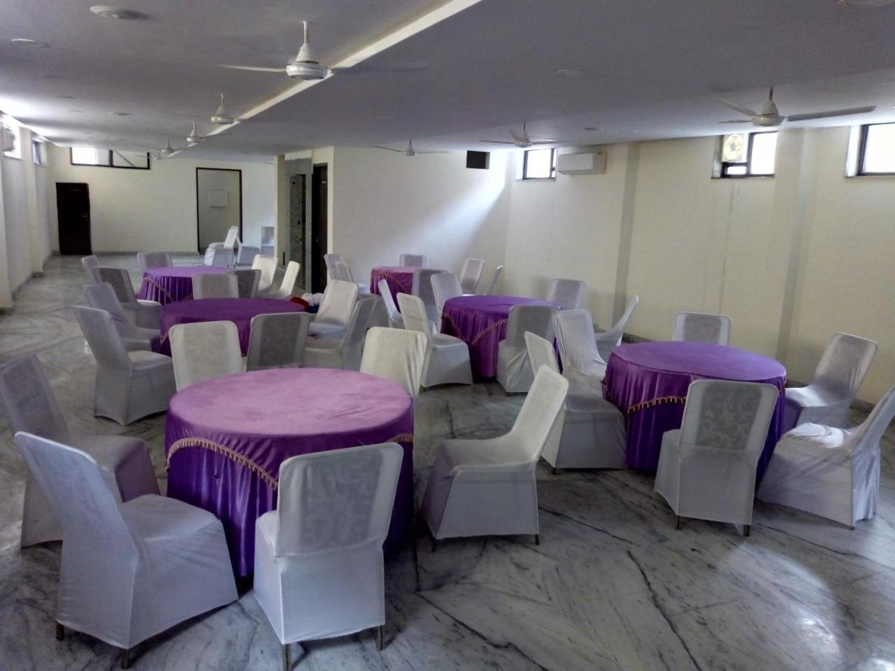 Hotel Sar Kamla Dham Skd Vrindavan Fully Vaccinated Staff المظهر الخارجي الصورة