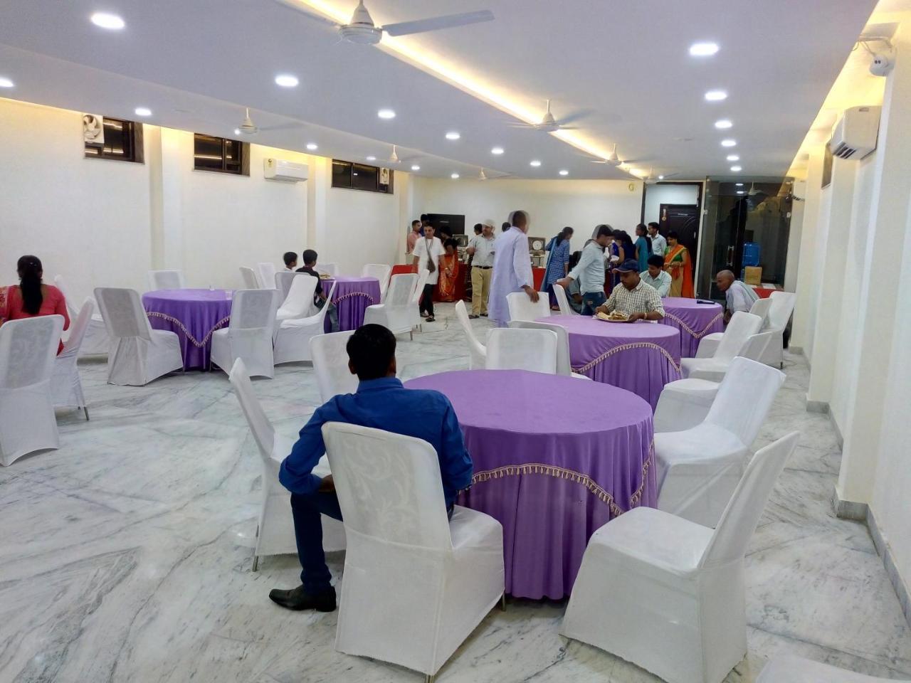 Hotel Sar Kamla Dham Skd Vrindavan Fully Vaccinated Staff المظهر الخارجي الصورة