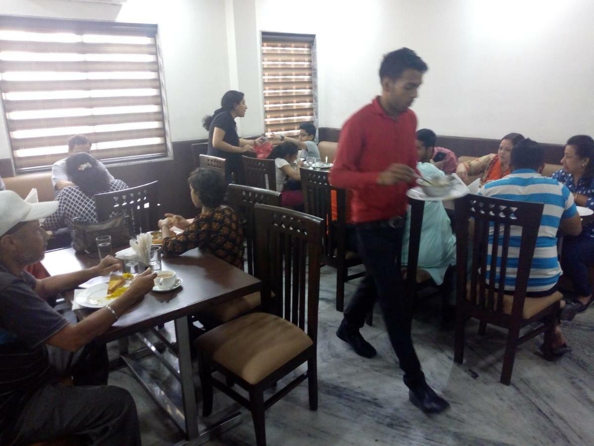 Hotel Sar Kamla Dham Skd Vrindavan Fully Vaccinated Staff المظهر الخارجي الصورة
